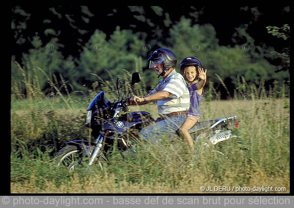 papy et enfant à moto - papy and child on motorcycle